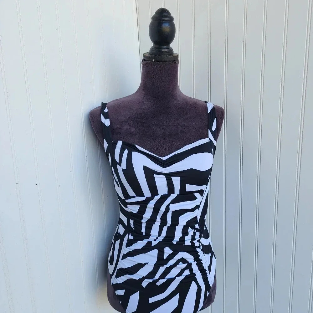 Roatan Women's One Piece Swimsuit Black & White Swim Wear Geo Print Sz M